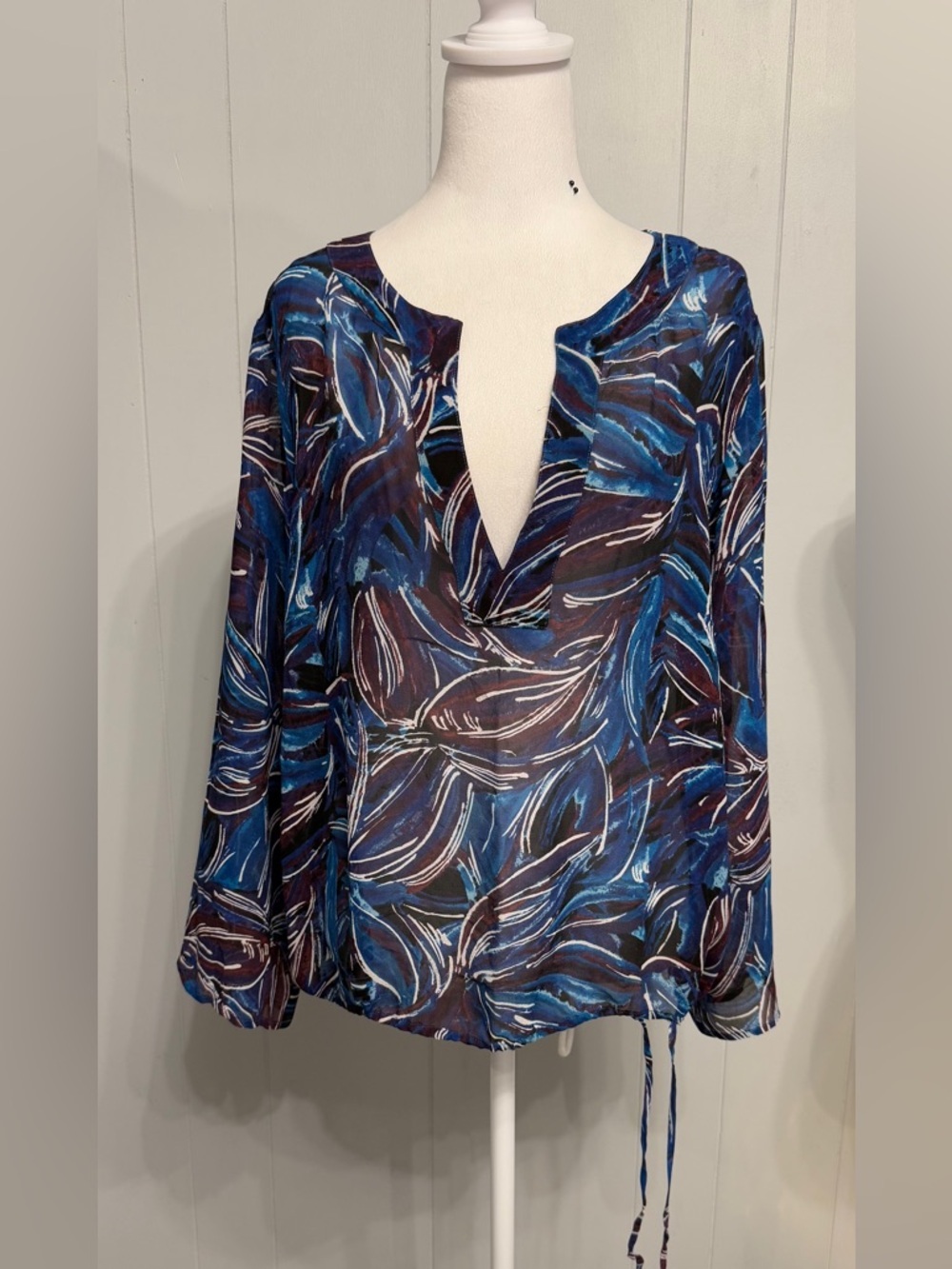 #14) Chico's Blue and White Abstract V-Notch Tunic ( sheer) - Picture 1 of 6